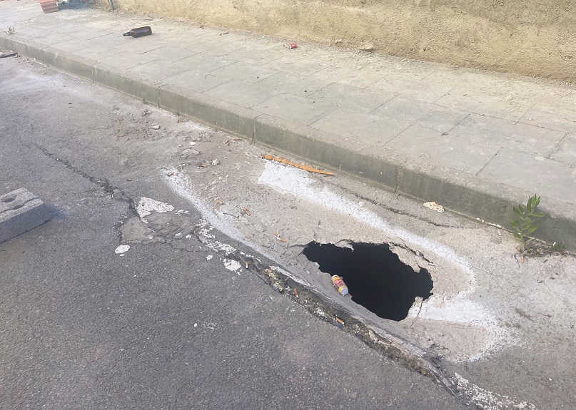 El PP vuelve a denunciar los hundimientos en la calzada de la calle Isidoro de la Cierva de Águilas