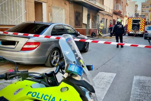 Agentes de la Policía Local prestan auxilio en el incendio de una vivienda en la Calle San Pascual de Águilas