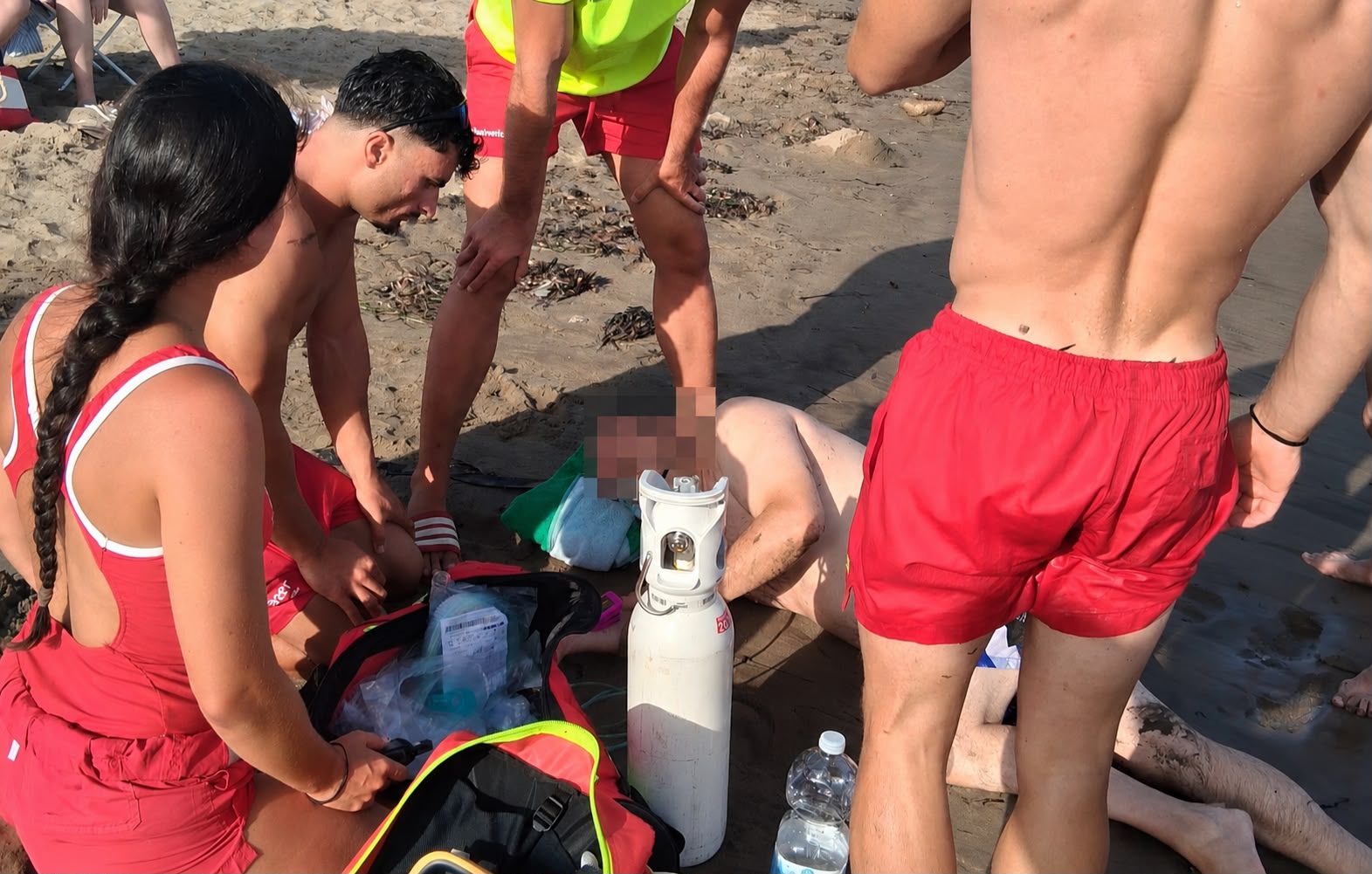 Rescatadas tres personas en dos intervenciones simultáneas en playas de Águilas