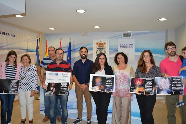 La edil de Festejos entrega los premios del concurso fotográfico sobre los fuegos artificiales de Águilas 