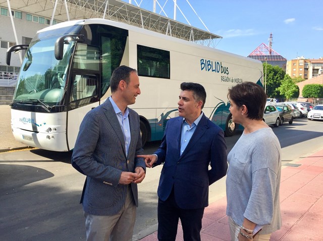 Cultura acercará este verano 75.000 volúmenes de la Biblioteca Regional a Águilas y otras zonas turísticas con sus 'bibliobuses'