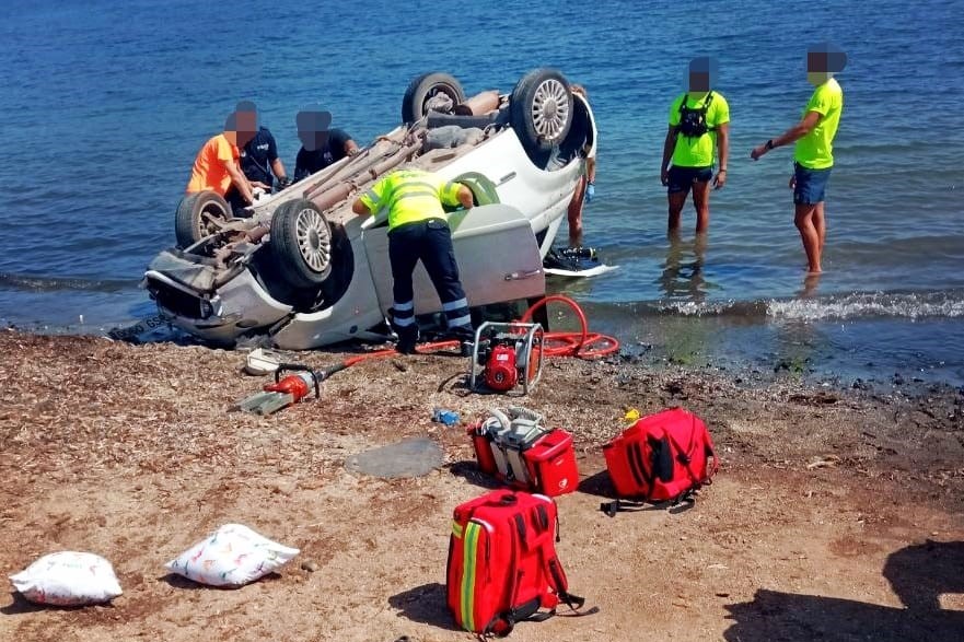 Un accidente de tráfico acaba con un coche dentro del agua en la playa de La Cola de Águilas