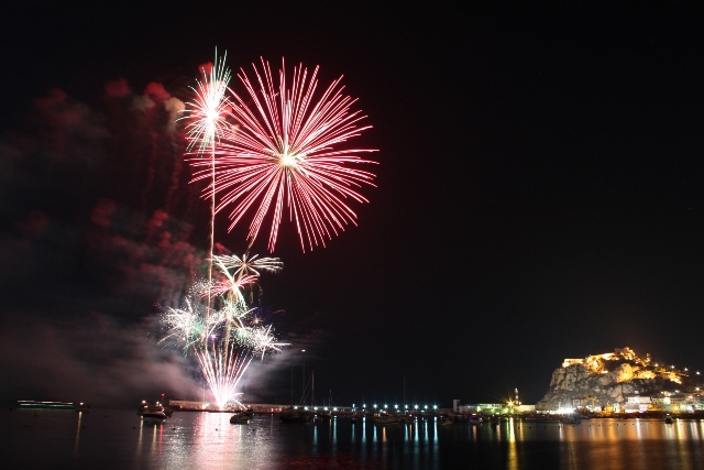 Los fuegos artificiales volverán esta noche a llenar de luz la Bahía de Levante