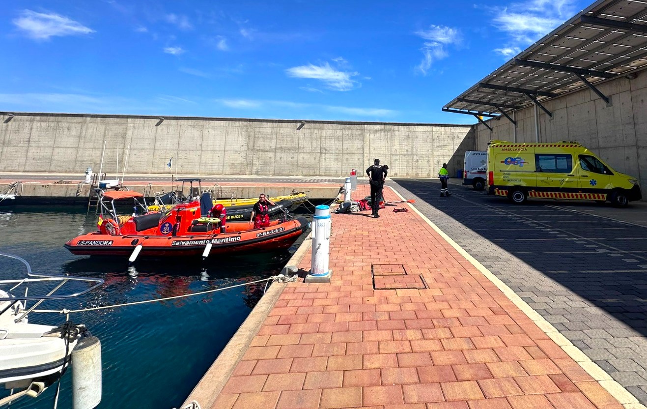 Cruz Roja Águilas rescata a los tripulantes de un kayak que se hundía junto a la playa del Calipso en Terreros