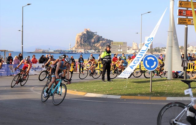 El XXV Duatlón Carnavales de Águilas reúne a más de dos mil personas en las inmediaciones del Auditorio Infanta Elena