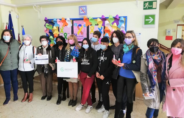 La iniciativa ‘Perfumes solidarios’ del IES Alfonso Escámez logra recaudar 600 euros para la Junta Local de la AECC