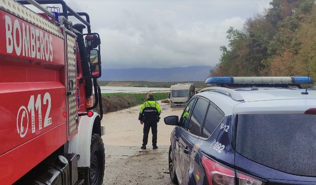 Servicios de Emergencia rescatan a los ocupantes de un vehículo que había quedado atrapado en Cope a consecuencia de la lluvia