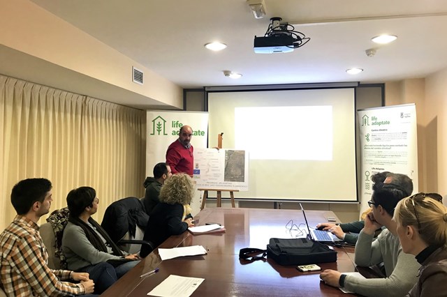  Hosteleros y comerciantes de Águilas participan en una mesa de participación ciudadana del Pacto de los alcaldes por el clima y la energía 