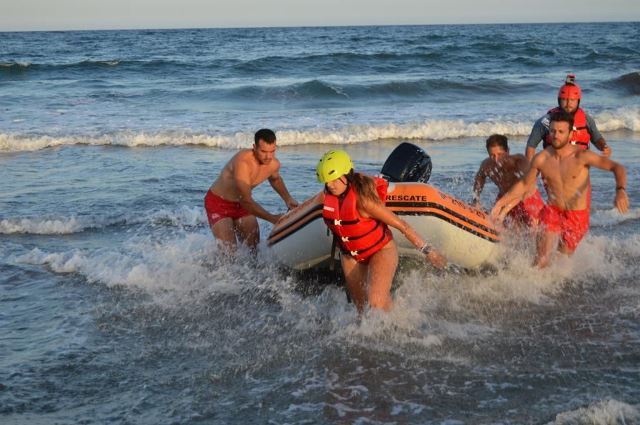 4 personas, entre ellas un niño de 1 año, fueron rescatadas ayer en la playa de La Carolina 
