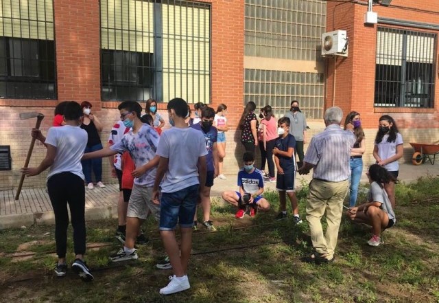 Educación Medioambiental organiza la primera plantación del Arboretum del IES Rey Carlos III de Águilas