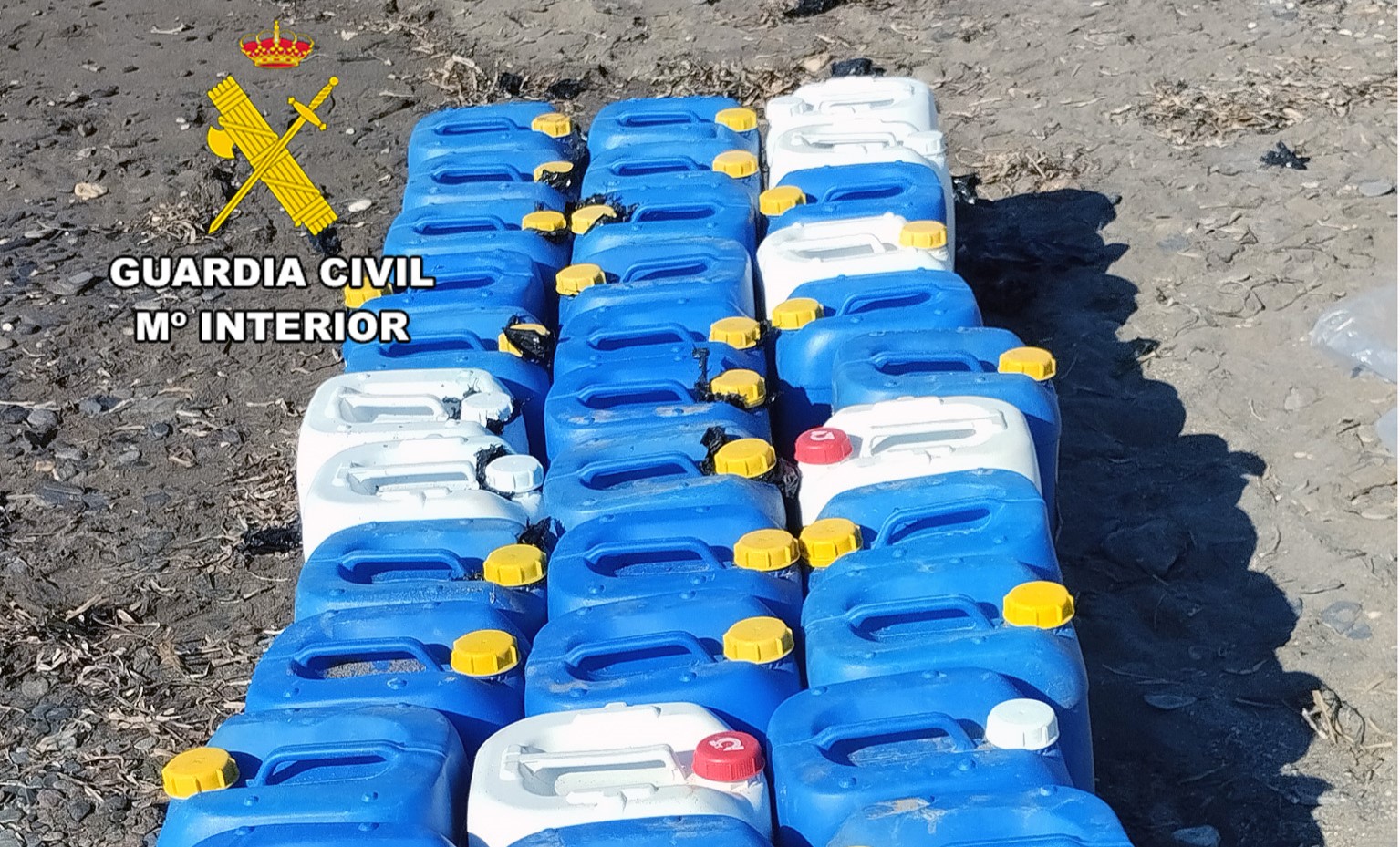 La Guardia Civil detiene a dos personas en una playa cuando cargaban garrafas de combustible en una lancha