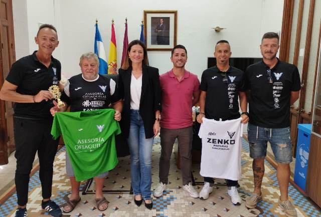 Recepción oficial al Club Marina de Cope tras su tercer puesto en el torneo internacional de fútbol veteranos “Ciudad de la Alhambra”