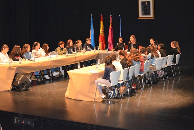 Escolares aguileños participan en un Pleno Infantil incluido en los actos del 40 aniversario de la Constitución