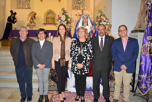 Los “moraos” celebran su tradicional besamanos a la Virgen de la Soledad