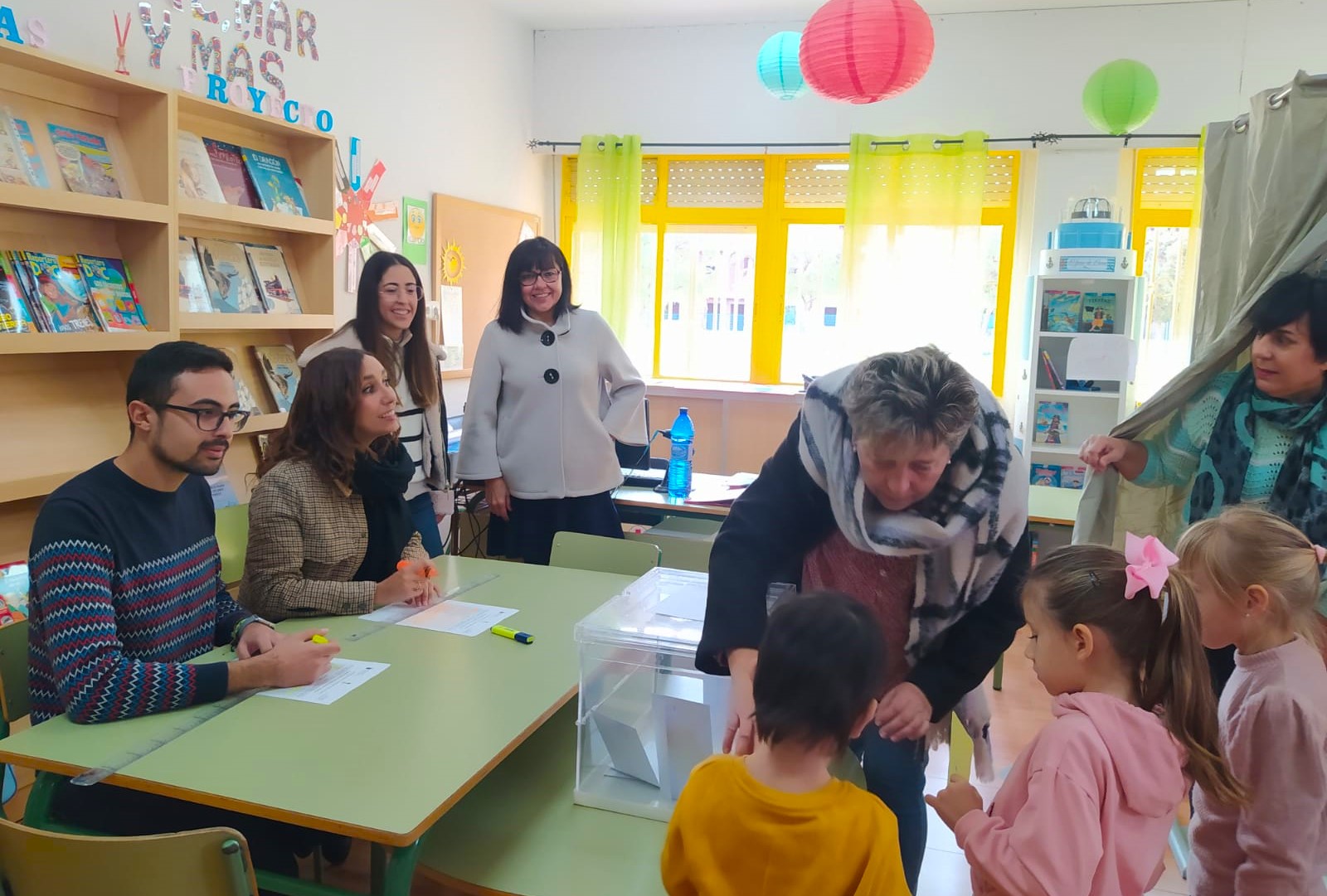 Los alumnos del CEIP Joaquín Tendero simulan elecciones con motivo del Día de la Constitución