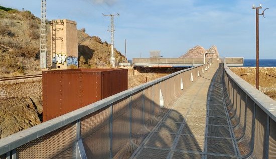 Un hombre cae al vacío en la zona del mirador del Embarcadero de El Hornillo en Águilas