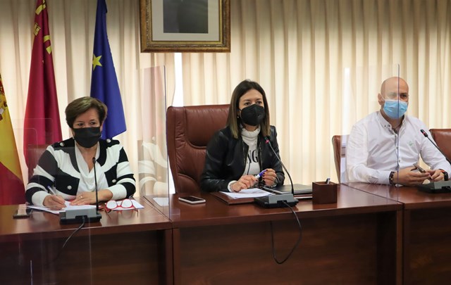 La alcaldesa y la edil de Educación abordan con la Dirección General las peticiones de los colegios Joaquín Tendero, Mediterráneo y Urci para la implantación de comedores escolares