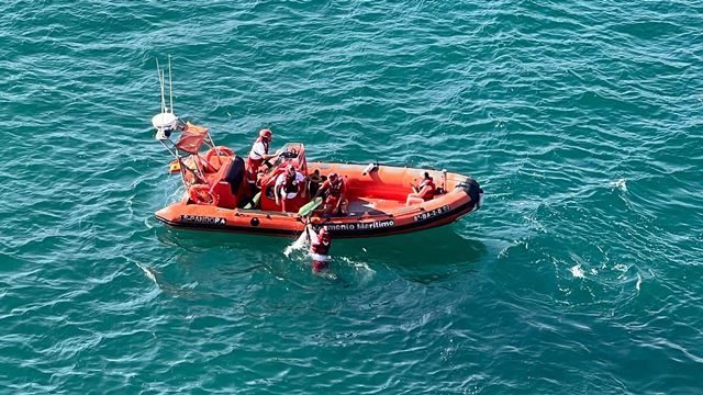 Rescatada una mujer atrapada en una zona rocosa junto a la Playa de La Carolina