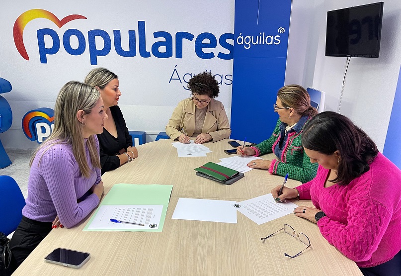 Eva Reverte, Isabel Borrego y Antonia López se reúnen con representantes de Nuestro Corazón por Bandera para abordar sus reivindicaciones