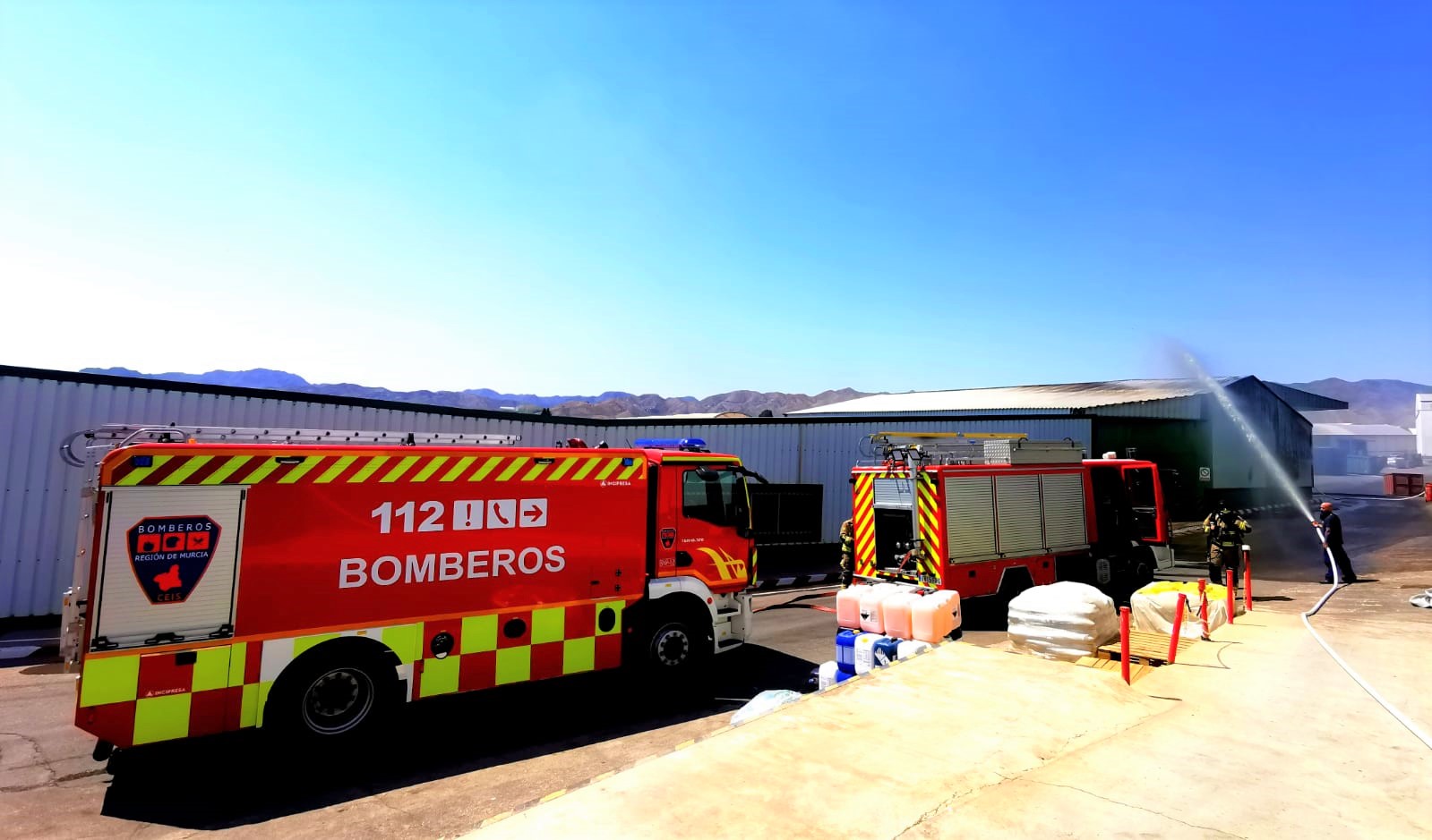 Cuatro personas han sido atendidas por la inhalación de humo durante un incendio en una nave del Polígono Industrial de Águilas