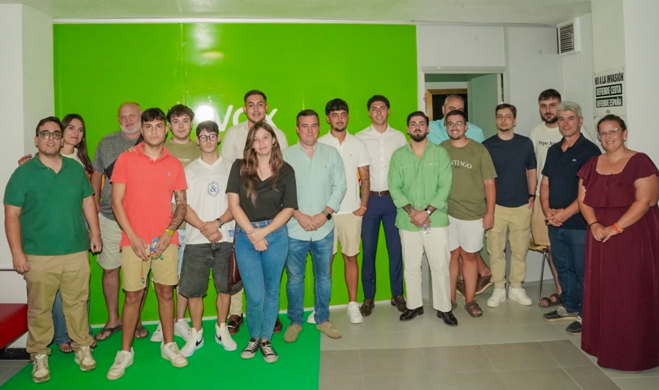 VOX Águilas mantiene un encuentro con jóvenes para escuchar sus inquietudes sobre vivienda, empleo y seguridad