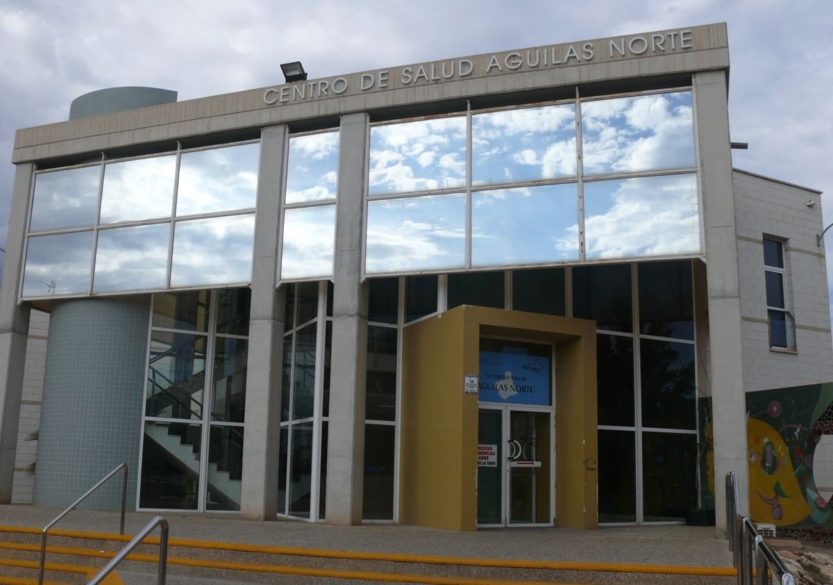 Servicios de emergencia atienden y trasladan a un herido en accidente de tráfico en Águilas