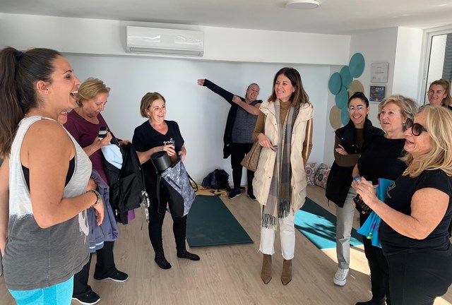 La alcaldesa y la edil de Igualdad visitan a las participantes en el taller de yoga del Centro Municipal de la Mujer
