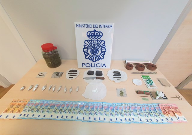 Policía Nacional y Local desmantelan en Águilas un punto de venta donde se elaboraba hachís de manera artesanal