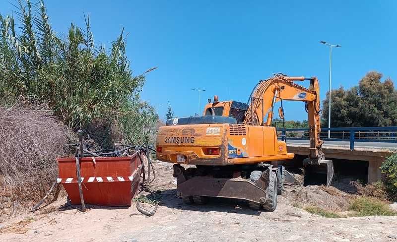 El Ayuntamiento realiza trabajos de limpieza en los cauces urbanos de las ramblas de Águilas