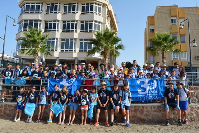 Los scouts desarrollan una jornada de concienciación medioambiental en la playa